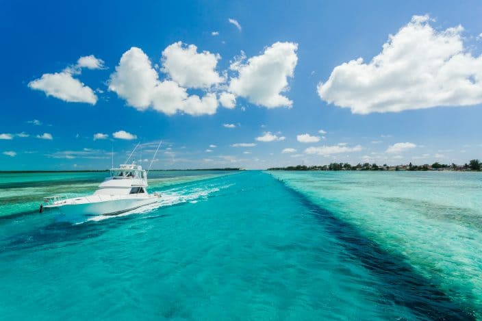 a small yacht in the sea perfect for a boating trip in the Bahamas