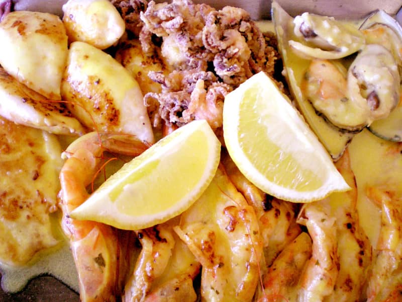 fresh shrimp and calamari with lemon slices