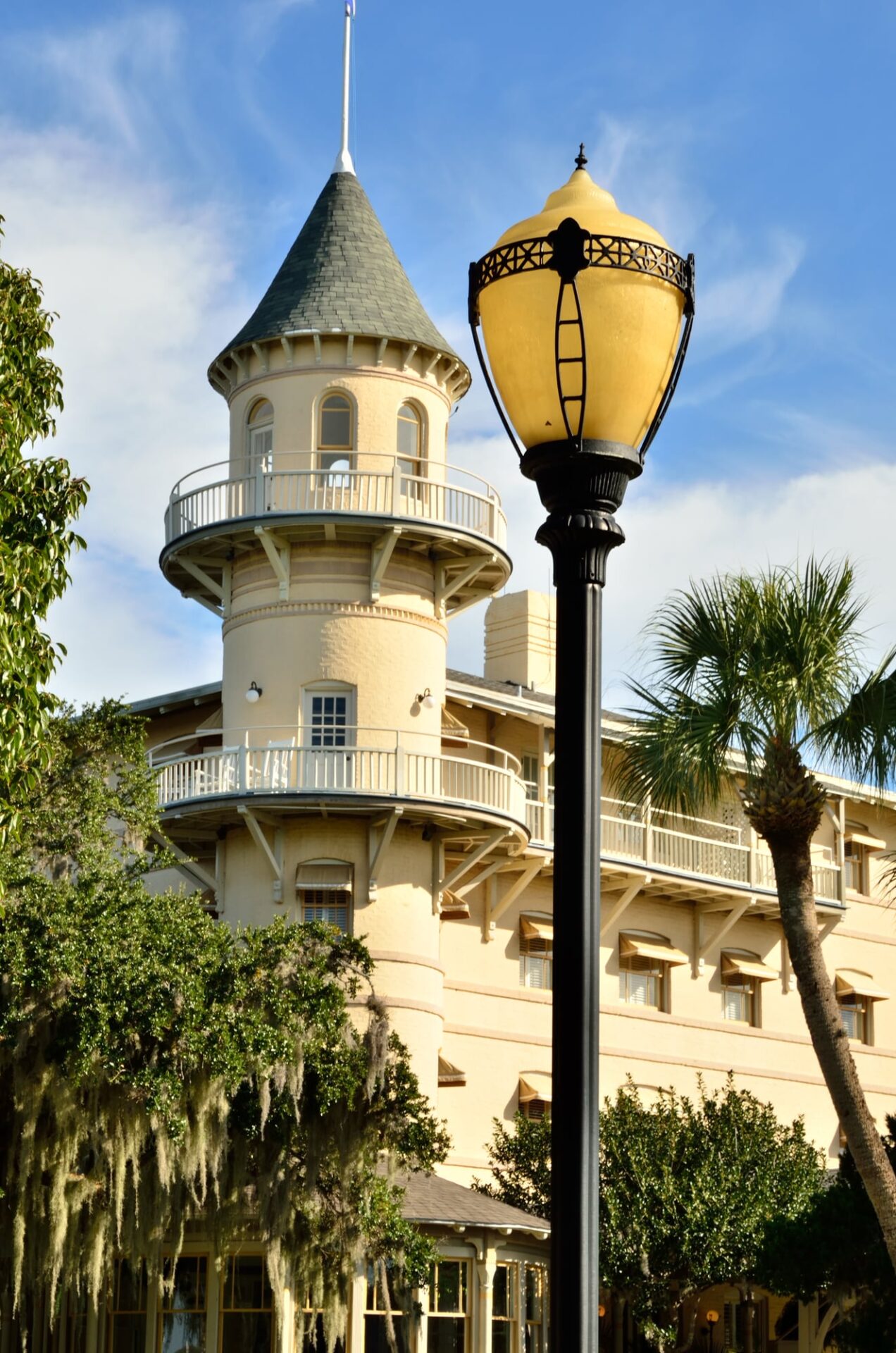 the Jekyll Island club looks like a castle surrounded by green trees